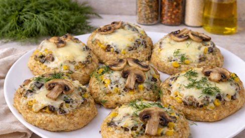 ПИЛЕЋА ГНЕЗДА СА ПЕЧУРКАМА И КУКУРУЗОМ: Сочан ручак из рерне