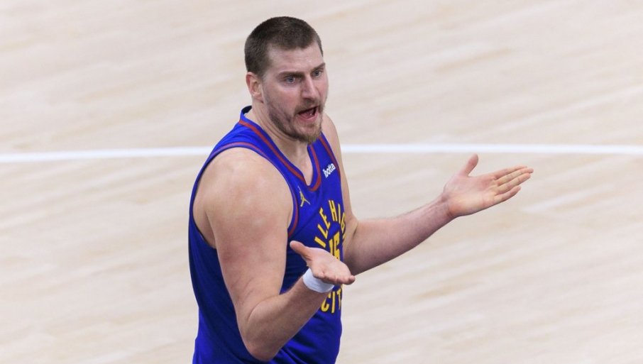 СРАМОТА! Американци због српске тробојке избацили навијаче са меча Николе Јокића (ВИДЕО)