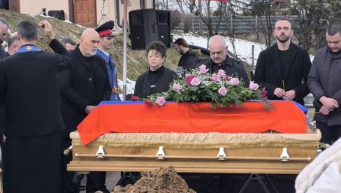 KRST NA ČELU POVORKE NOSIO UNUK: Sahranjena LJiljana Zelen Karadžić (FOTO/VIDEO)