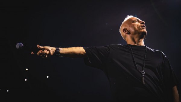EROS RAMAZZOTTI ОТВОРИО ВЕЛИКУ СВЕТСКУ ТУРНЕЈУ У ПАРИЗУ: Спектакл стиже и у Београдску Арену 26. априла