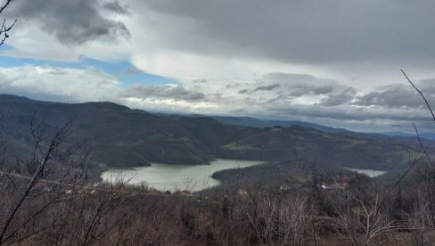 PRETRAGU OTEŽAVAJU TEREN I GUSTA ŠUMA: Policija i vatrogasci-spasioci traže dvojicu muškarca nestalih kod Leskovca