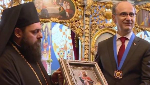 ПРЕМИЈЕР МАЦУТ ОДЛИКОВАН: Примио највише одликовање Епархије осечкопољске и барањске