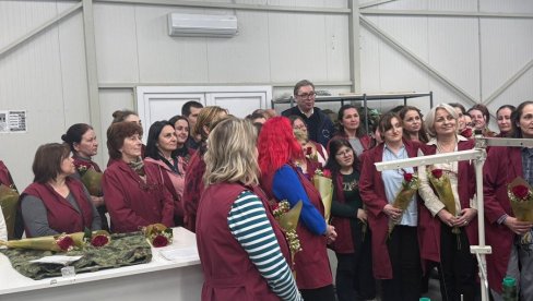 DOBRE VESTI ZA ZAPOSLENE U JUMKU Vučić: Do kraja maja će dobiti stalni posao, za 8. mart svim dama pomoć od države