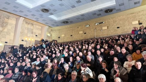 ВУЧИЋ У ПОСЕТИ БОРСКОМ ОКРУГУ: Председник разговара са грађанима Бора (ВИДЕО)