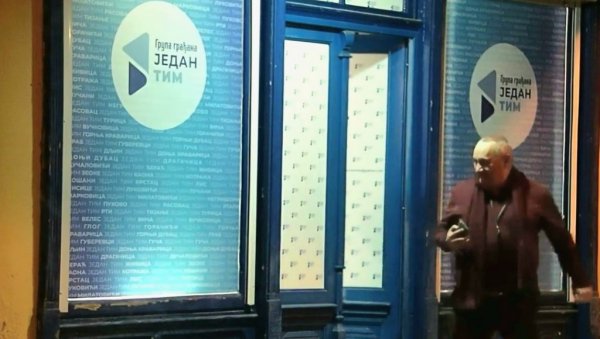 НАРЕЂЕН НАПАД НА ПРОСТОРИЈЕ СНС? Капуљаши у Лучанима, а Миливојевић састанчи под окриљем ноћи (ФОТО/ВИДЕО)