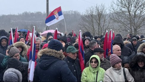 VELIKI BROJ GRAĐANA ČEKA VUČIĆA U KNJAŽEVCU: Predsednik nastavlja posetu Borskom i Zaječarskom okrugu (VIDEO)