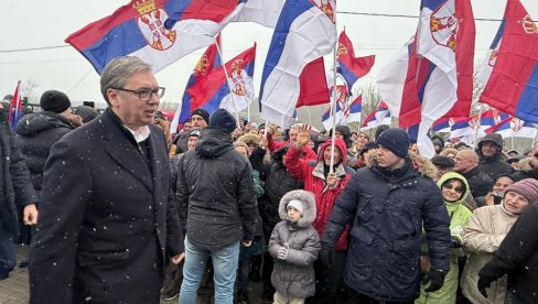 VUČIĆA U KNJAŽEVCU DOČEKAO VELIKI BROJ GRAĐANA: Predsednik obećao novi put, mobilnu ambulantu i fabrički pogon (VIDEO)