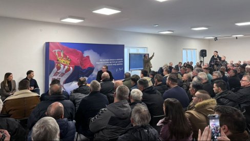 REŠIĆEMO STOLARIJU I KROV U DOMU ZDRAVLJA DA NE PROKIŠNJAVA Vučić u selu Sastavak razgovara sa predsednicima mesnih zajednica (VIDEO)