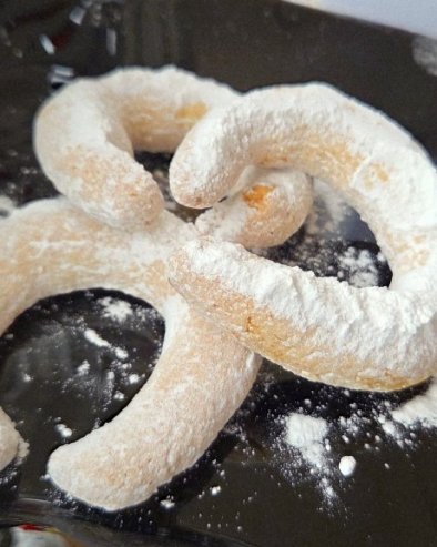 ИДЕАЛНЕ УЗ КАФУ: Старинске кокос кифлице које се топе у устима (ВИДЕО)