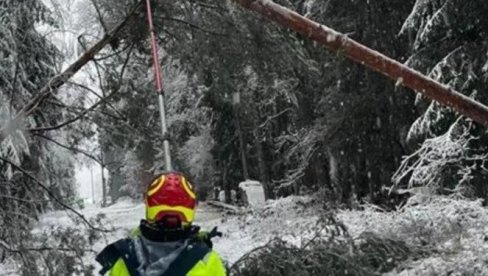 SNEŽNI TALAS PARALIŠE AUSTRIJU: Desetine hiljada domaćinstava bez struje