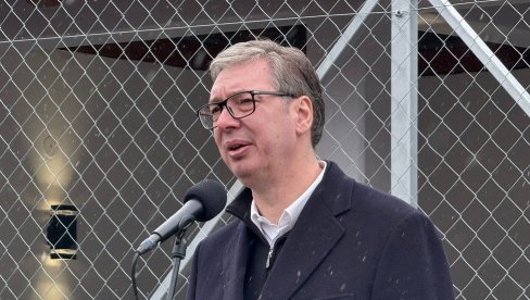 БИЋЕ ЗНАЧАЈНОГ ПОВЕЋАЊА ПЛАТА И ПЕНЗИЈА Вучић у Клокочевцу разговара са народом и обилази цркву (ВИДЕО)