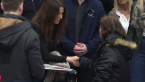 VUČIĆ ISPUNIO ŽELJU JEDNOJ BAKI: NJena unuka boluje od cerebralne paralize i zatražila je ovo