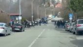 ЈЕЗИВ СНИМАК ТУЧЕ НАВИЈАЧА ПРЕД ВЕЧИТИ ДЕРБИ! Делије и гробари у крвавом сукобу палицама (ВИДЕО)
