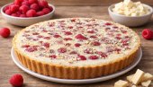 BRZA TORTA SA MALINAMA: Kremasta čarolija bez pečenja