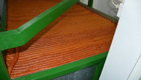 КОБАСИЦА БЕЗ ПРЕМЦА ОД 2.042 МЕТРА: Мајстори из Турије још једном надмашили сами себе, јер нема ко да им изађе „на црту“