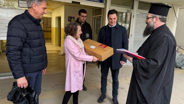 ДЕО НАГРАДЕ ДАР ЗА БЕБЕ: Александар Николић, лауреат „11. јануара“ и Епархија нишка донирали апарат УКЦ