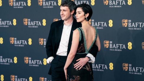 ИРАЦ КОГА ЖЕНЕ ОБОЖАВАЈУ ПОКАЗАО ДЕВОЈКУ: Пар по први пут заједно на црвеном тепиху (ФОТО)