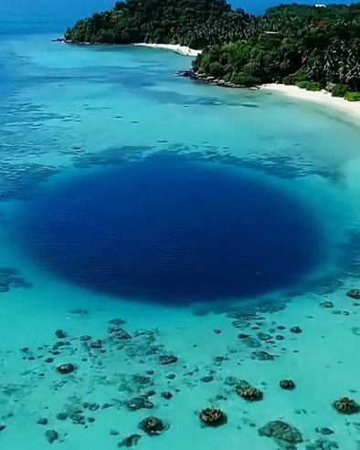 БЕЗ ДНА? Нова мерења открила застрашујућу дубину плаве рупе у Мексику (ВИДЕО)