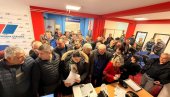 NEZAPAMĆENA GUŽVA U LUČANIMA: Prikupljanje potpisa za SNS listu u toku - građani samo pristižu (VIDEO)