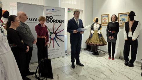 GRANICA KOJA NAS SPAJA : U Novom Sadu otvorena izložba narodnih nošnji i likovnih radova pet nacionalnih manjina u Vojvodini