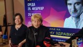 UDOVICA GOCA I ĆERKA ŽAKLINA ČUVAJU USPOMENU NA TOMU: Porodica uživa na koncertu uz suze i aplauz na Zdravkovićeve pesme (FOTO)