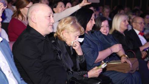 НАЈЕМОТИВНИЈИ МОМЕНАТ НА КОНЦЕРТУ ПОСВЕЋЕНОМ ТОМИ ЗДРАВКОВИЋУ: Удовица и ћерка грцале у сузама (ФОТО)