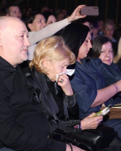 НАЈЕМОТИВНИЈИ МОМЕНАТ НА КОНЦЕРТУ ПОСВЕЋЕНОМ ТОМИ ЗДРАВКОВИЋУ: Удовица и ћерка грцале у сузама (ФОТО)