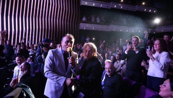 ЕМОТИВНИ ТРЕНУТАК ВЕЧЕРИ: Беки Бекић сишао у публику и пришао Томиној Гоци, у дворани настао лом због једне песме (ФОТО)