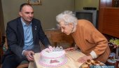 ЗЛАТИНКА ДО ЗЛАТНИХ СТО: Градоначелник Зрењанина посетио времешну суграђанку (ФОТО)