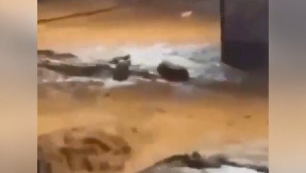 БИЗАРНЕ СЦЕНЕ У БРАЗИЛУ: Погледајте како су ковчези завршили у бујицама града Убе (ВИДЕО)