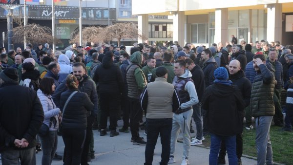 ТРАЖЕ СВОЈЕ ПЛАТЕ: Штрајк радника краљевачког предузећа за производњу намештаја „ГИР“