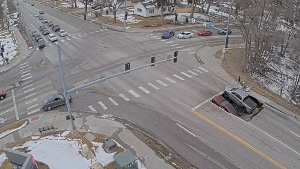 АУТОМОБИЛИ ПРОПАЛИ КРОЗ АСФАЛТ: Чекали семафор на раскрсници, па се испод њих створила рупа (ВИДЕО)