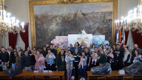 ЗА БЕЗБЕДНИЈИ ПРЕВОЗ МАЛИШАНА: У Сомбору подељено 370 дечјих ауто-седишта