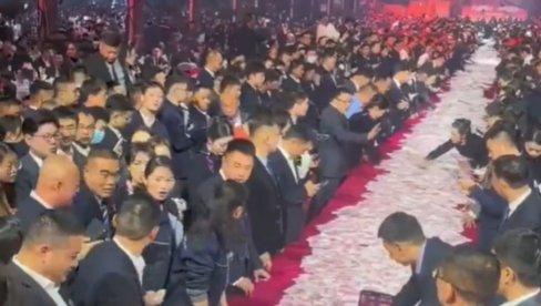 Директор истресао МИЛИОНЕ пред раднике и поделио: Знам да се мучите са кредитима, узмите колико можете  (ВИДЕО)