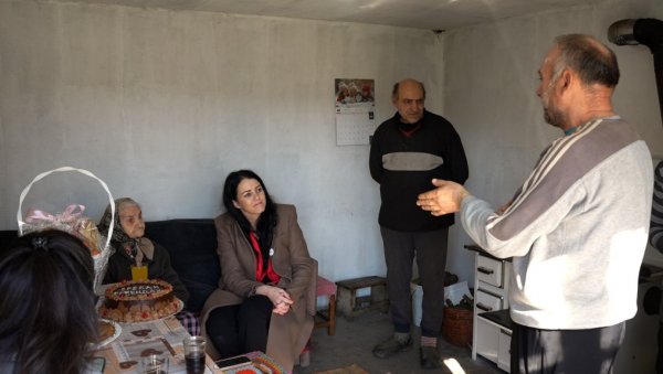 НА РОЂЕНДАНУ КОД БАКЕ СТАЈКЕ (92): Градоначелница Лознице Драгана Лукић обрадовала времешну суграђанку