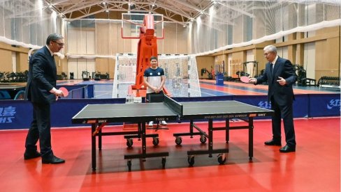 ВУЧИЋ СЕ ОГЛАСИО ИЗ АСТАНЕ: Играо сам против најбољег стонотенисера међу политичарима (ФОТО)