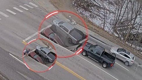 ЈЕЗИВ СНИМАК: Рупа изненада прогутала два аутомобила (ВИДЕО)