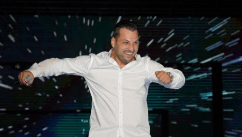 POZNATI PEVAČ ČEKA ŠESTO DETE: Od hita Crno meče još uvek zarađuje dovoljno da izdržava porodicu