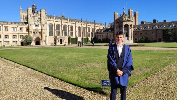 ЊУТН НАС „ГЛЕДА“ ДОК РУЧАМО: Млади математичар из Кикинде Новак Деспотовић студира на колеџу Тринити у Кембриџу (ФОТО)