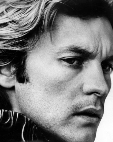 НИЈЕ БИЛО ЛЕПШЕГ ГЛУМЦА ОД ЊЕГА, АЛИ НИ ВЕЋЕГ СКАНДАЛ МАЈСТОРА: Одвео у кревет Мика Џегера и његову жену, па скончао трагично