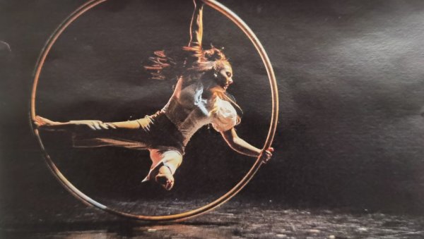 ПЛЕС ПОЧИЊЕ ОКРЕТАЊЕМ КОСТИЈУ : Београдски фестивал игре од 13. марта до 8. априла окупља врхунске уметнике и трупе