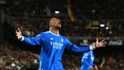 CEO SVET SE SMEJE REAL MADRIDU: Lekari mesecima lečili POGREŠNO KOLENO Kilijana Mbapea?!