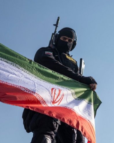 АМЕРИКАНЦИ СЕ КРИЈУ, КОРИСТЕ ЛОКАЛЦЕ КАО ЉУДСКИ ШТИТ Стигла нова претња Ирана, открили шта им је следећа мета