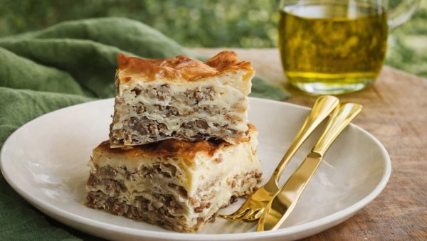 СОЧНА ПИТА СА КРОМПИРОМ И МЕСОМ: Мирис дома који осваја