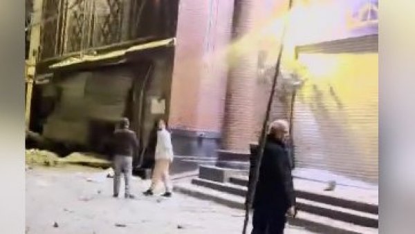 (УЗНЕМИРУЈУЋИ ВИДЕО) Израел и САД погодиле пијацу у Техерану