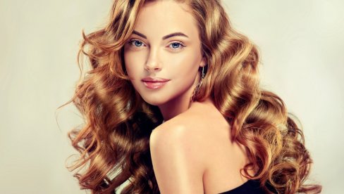 NAPRAVITE SAVRŠENE LOKNE ZA SAMO NEKOLIKO MINUTA: Nova tehnika je postala viralna na društvenim mrežama (VIDEO)