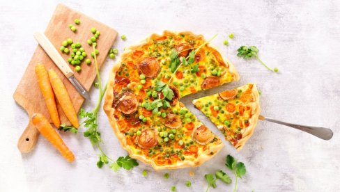 СА ГРАШКОМ И КОБАСИЦАМА: Богати киш