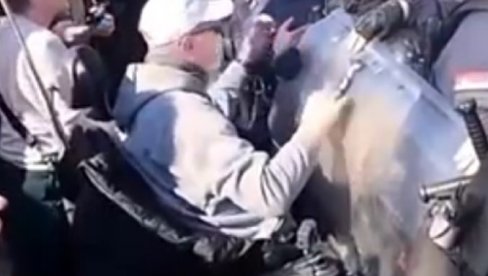 BLOKADERI GURAJU OSOBE SA INVALIDITETOM PRED POLICIJU: Haos na protestu, čovek u kolicima u prvom redu (VIDEO)