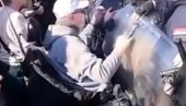 БЛОКАДЕРИ ГУРАЈУ ОСОБЕ СА ИНВАЛИДИТЕТОМ ПРЕД ПОЛИЦИЈУ: Хаос на протесту, човек у колицима у првом реду (ВИДЕО)