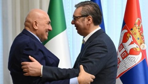 VUČIĆ SE SASTAO SA ITALIJANSKIM MINISTROM ODBRANE: Razgovarali o ključnim temama, predsednik dobio i specijalan poklon